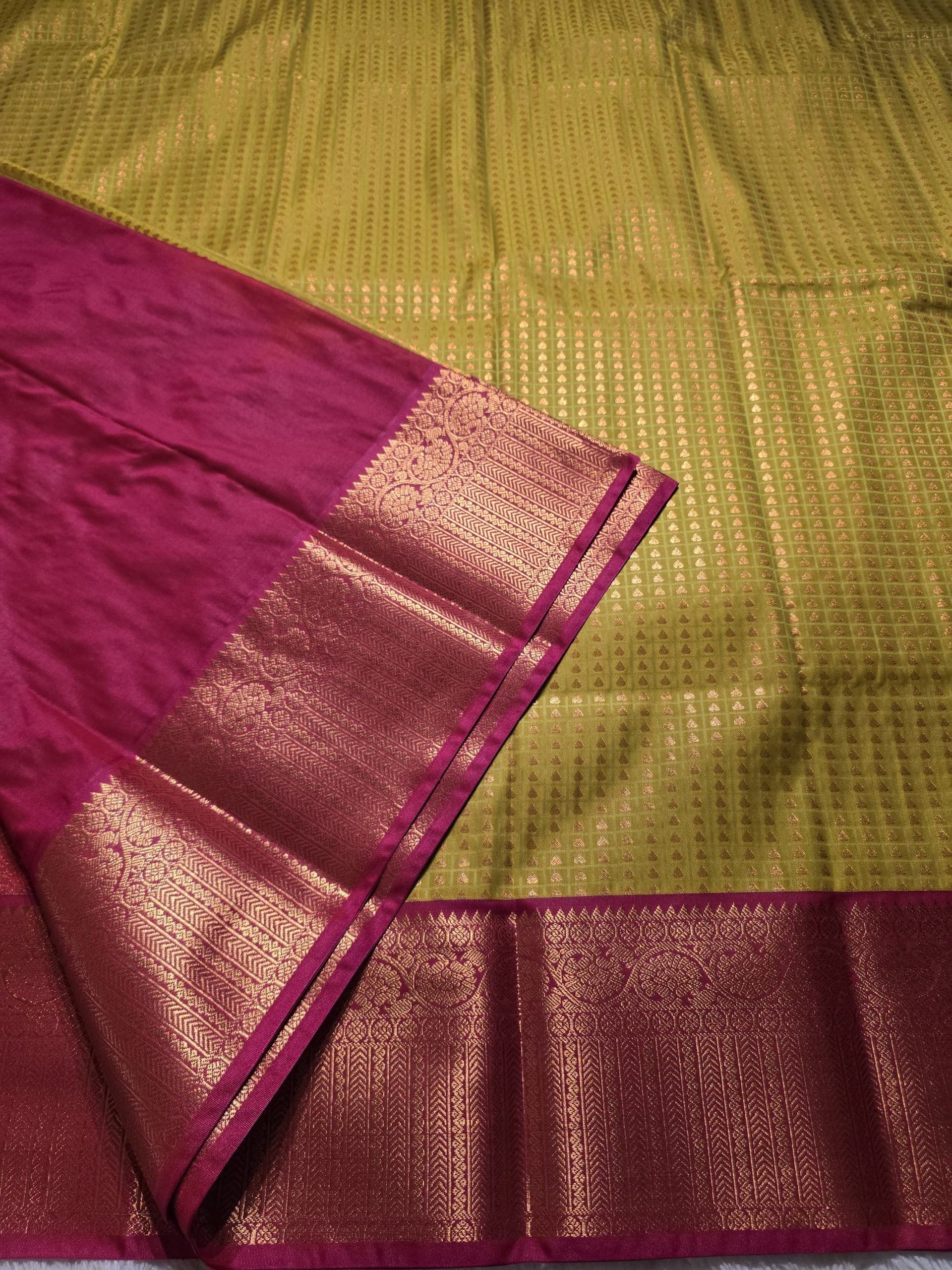 1000 BUTTAS-LEMONGRASS WITH PINK SAREE