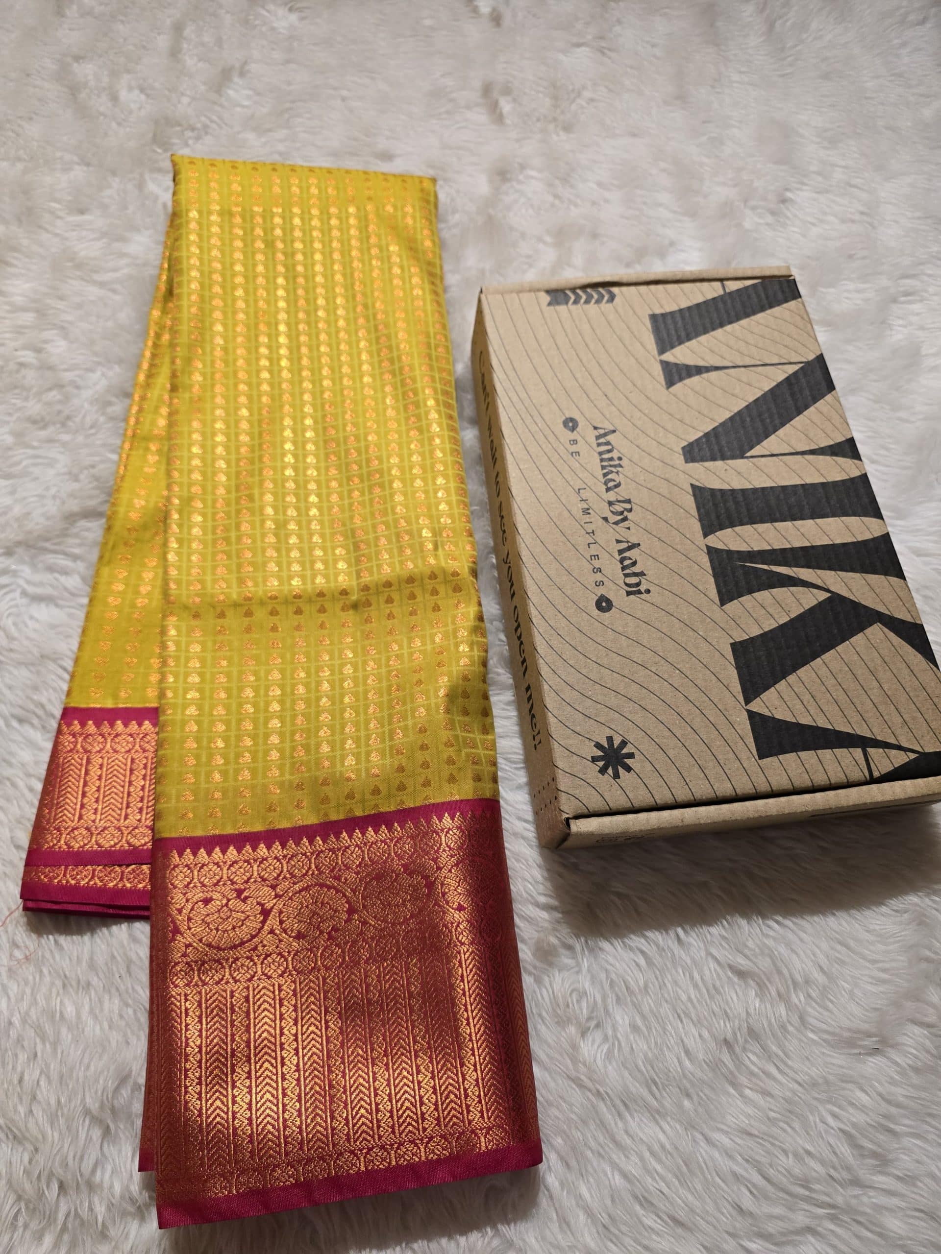 1000 BUTTAS-LEMONGRASS WITH PINK SAREE
