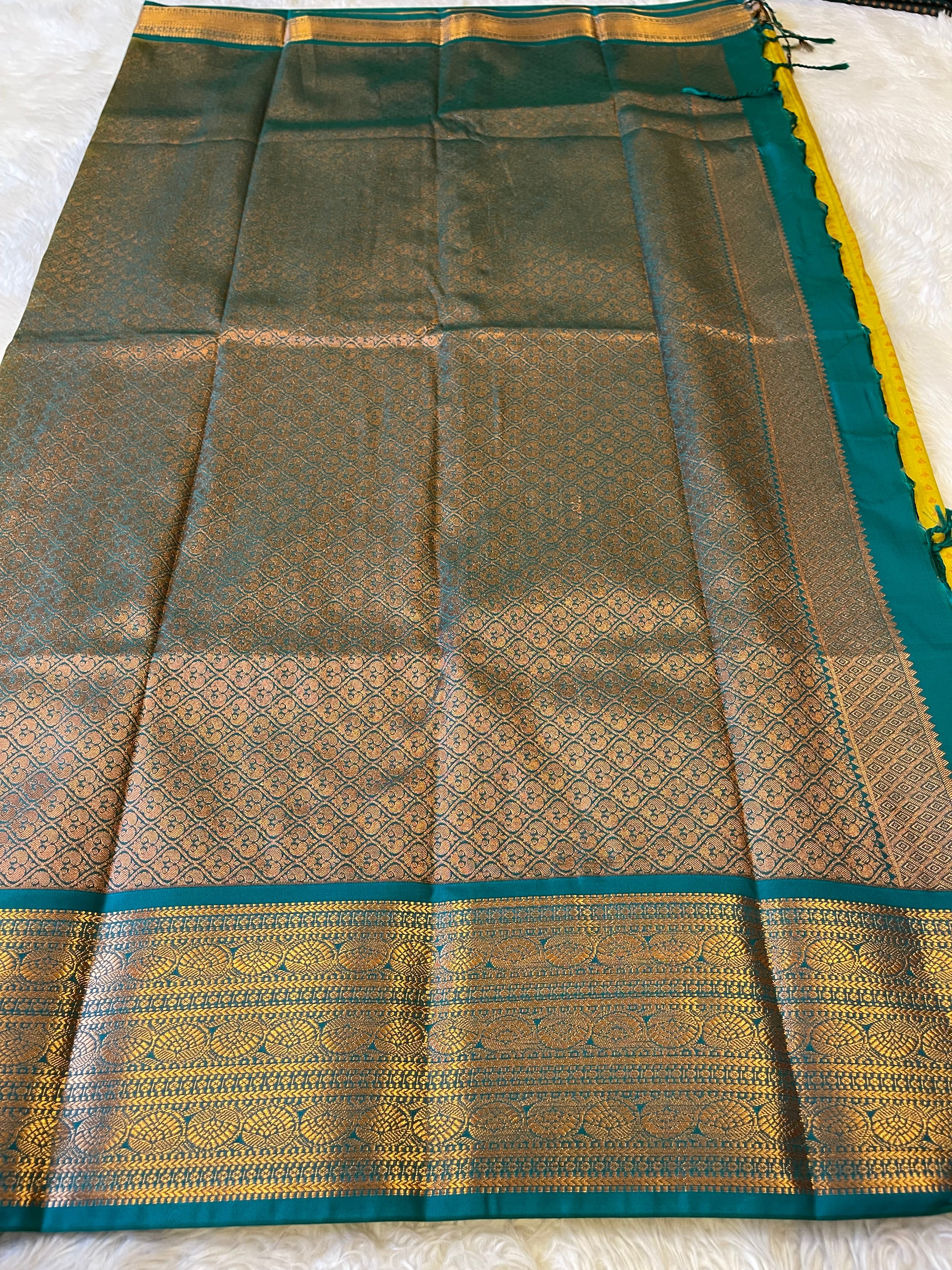 1000 BUTTAS-LEMONYELLOW WITH GREEN SAREE