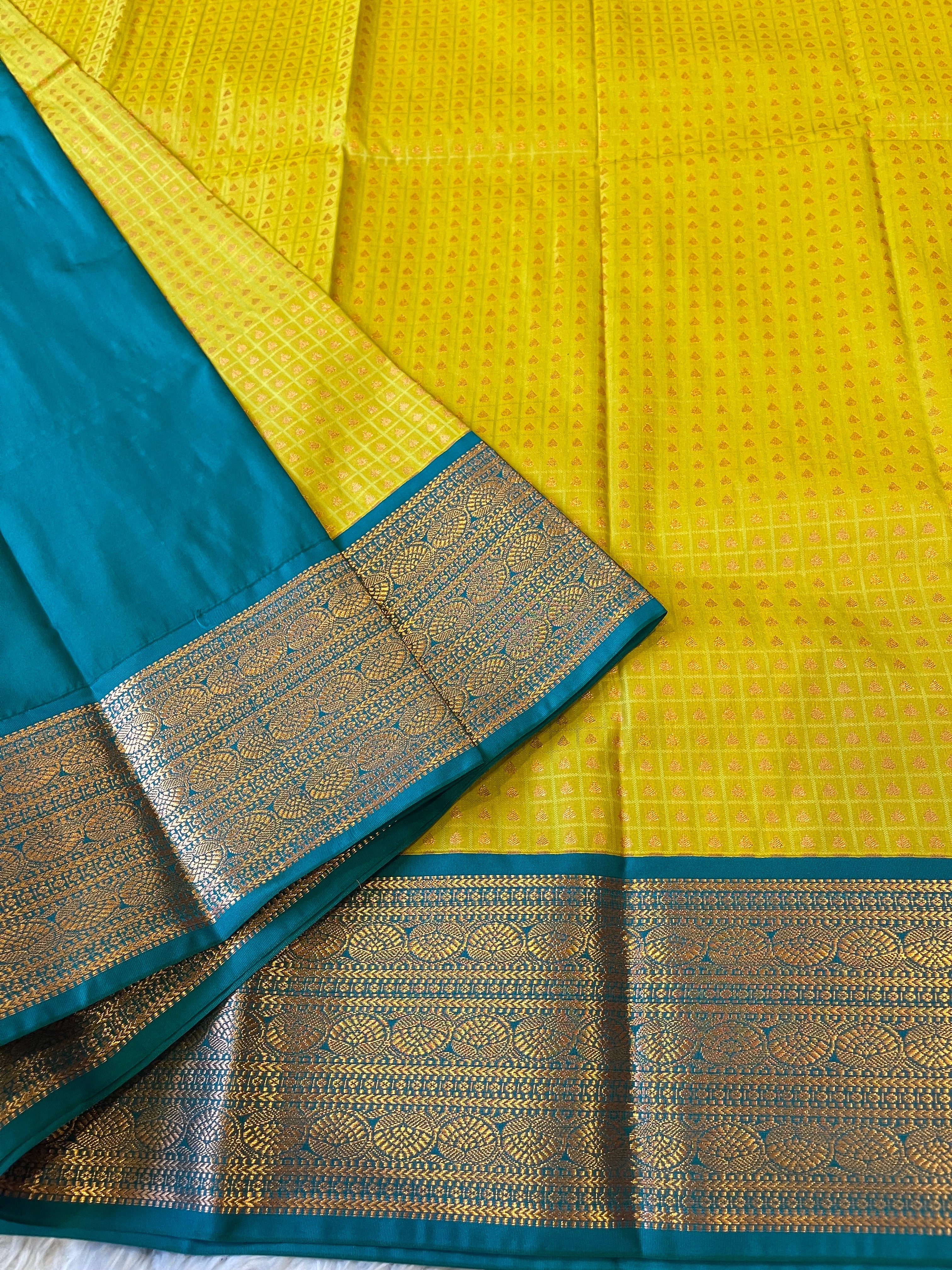 1000 BUTTAS-LEMONYELLOW WITH GREEN SAREE