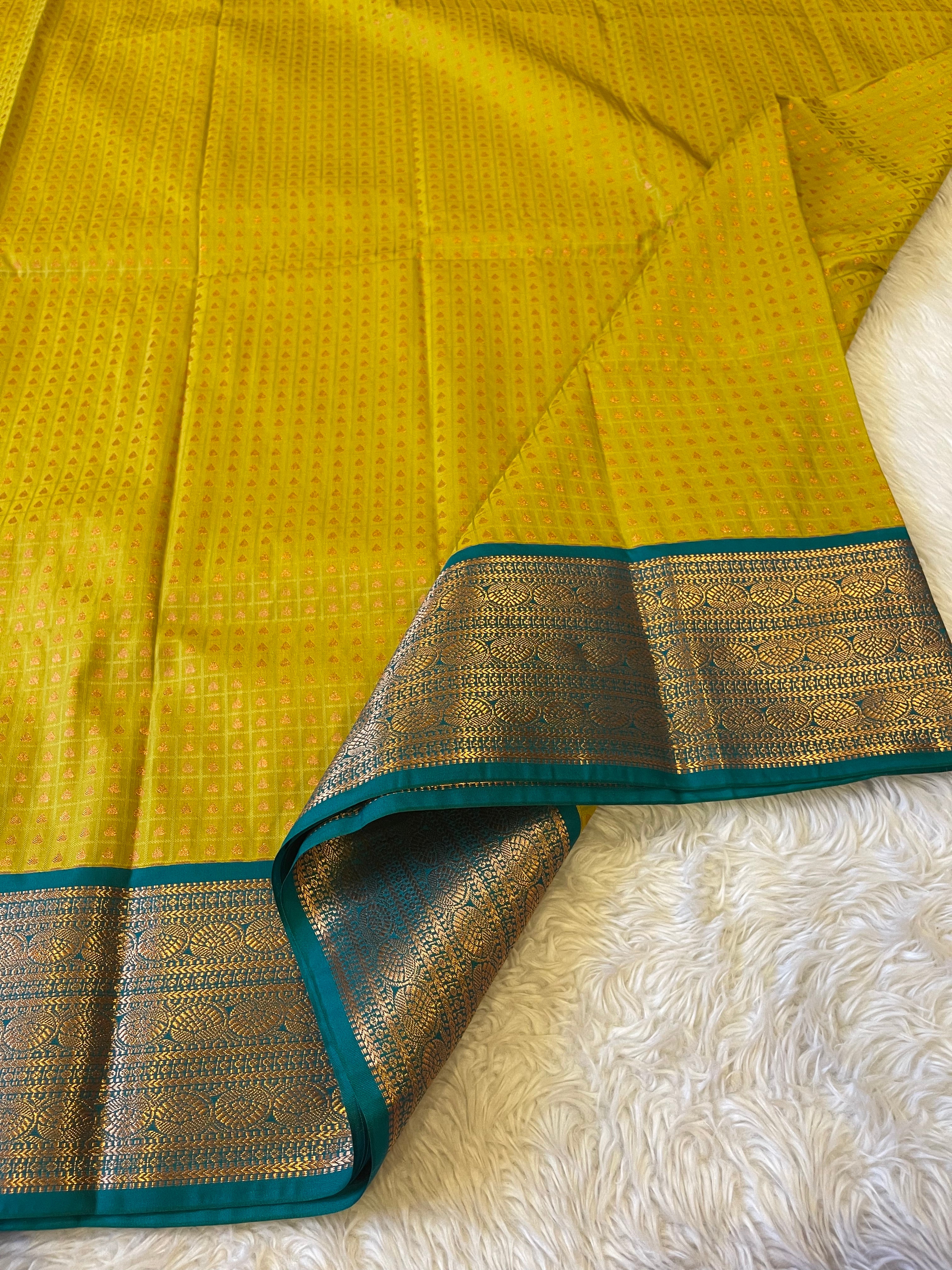 1000 BUTTAS-LEMONYELLOW WITH GREEN SAREE