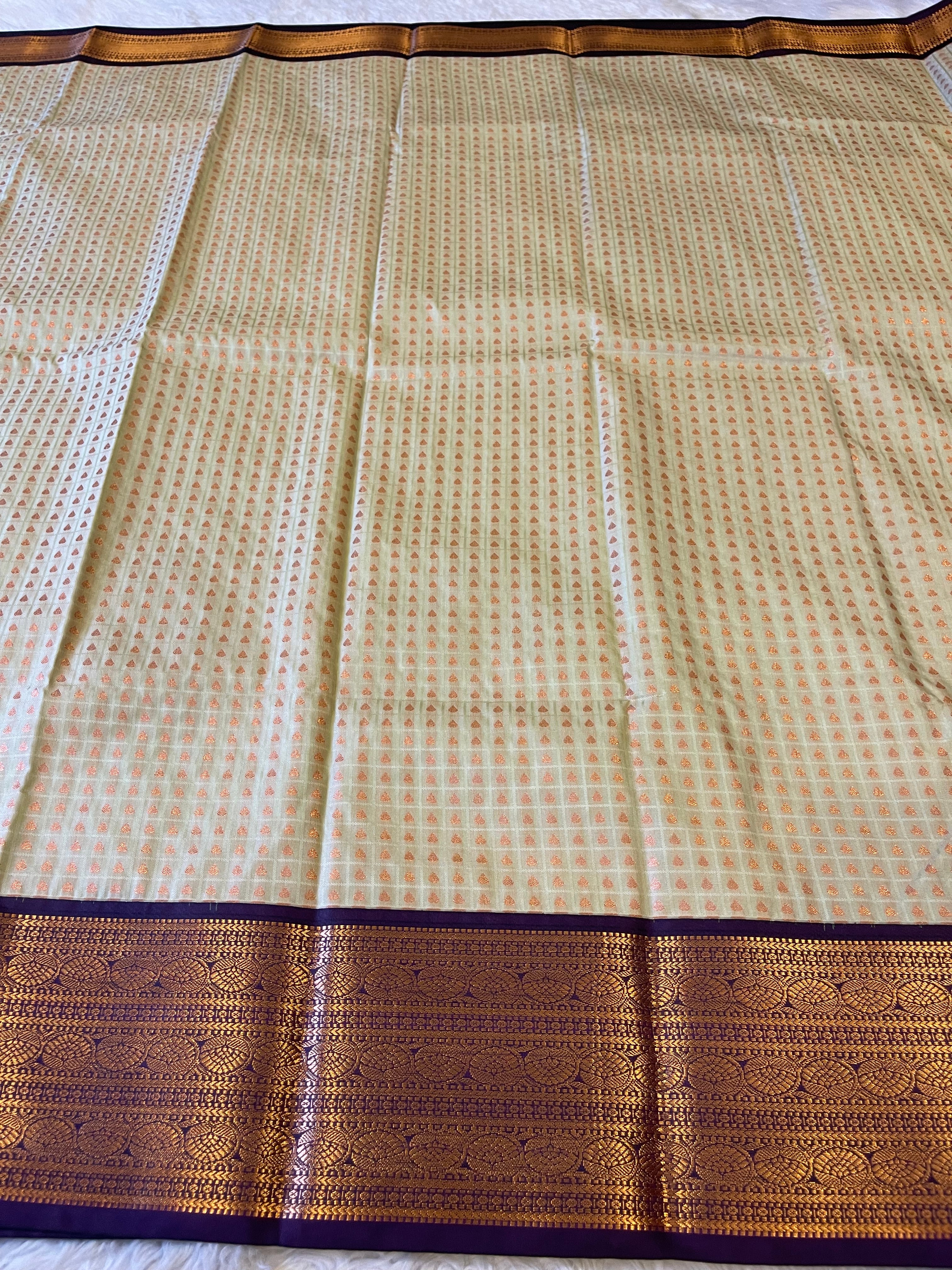 1000 BUTTAS-BEIGE WITH OLDMAGENTA SAREE