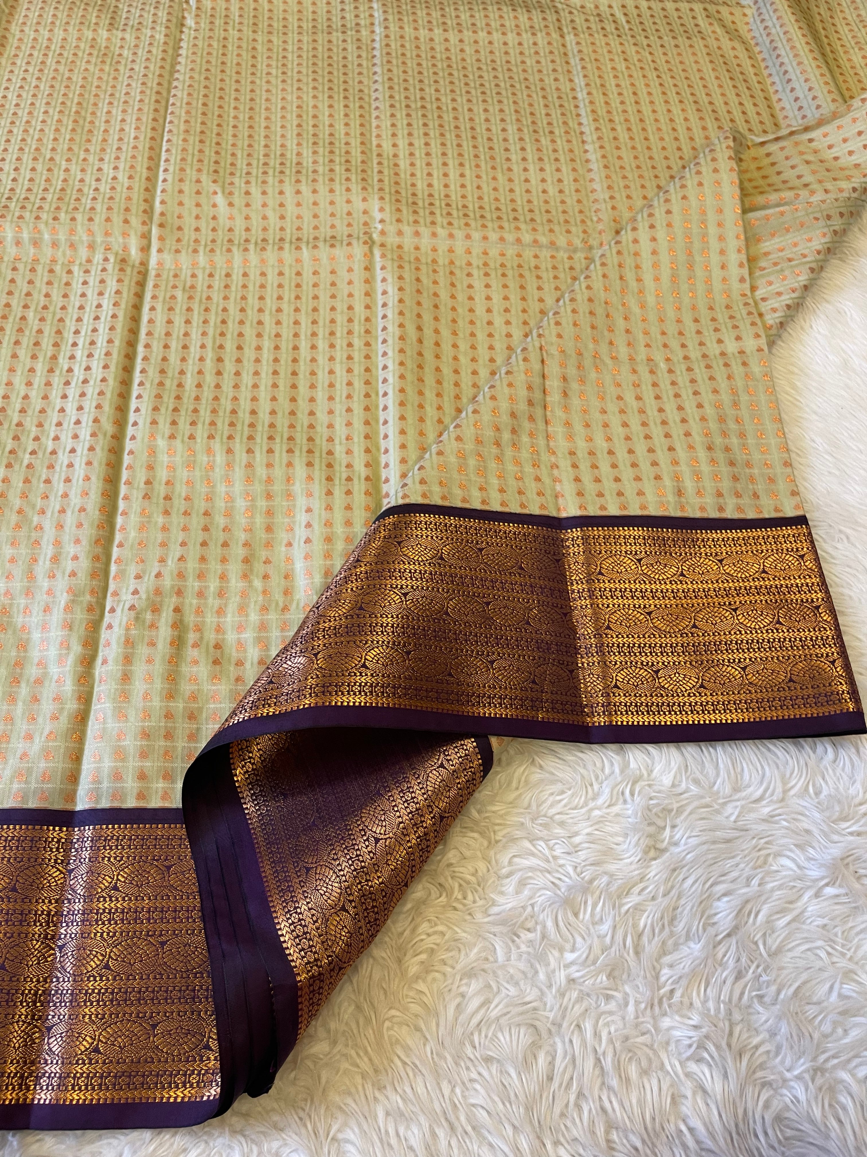 1000 BUTTAS-BEIGE WITH OLDMAGENTA SAREE